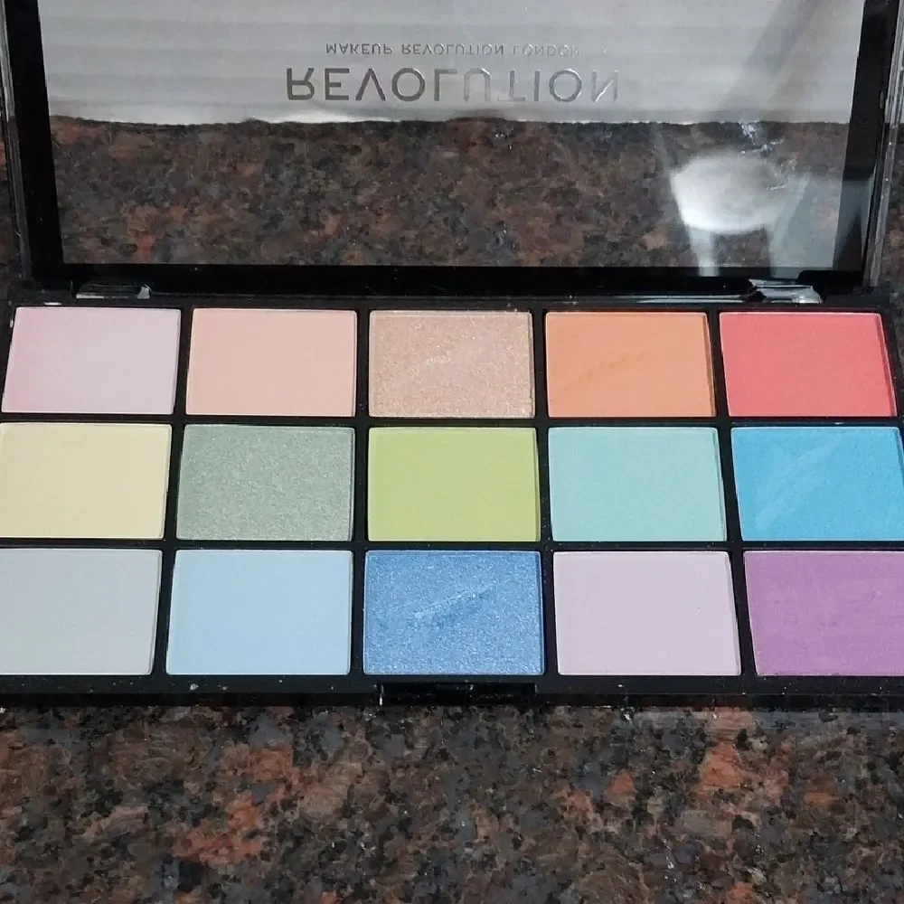 Revolution Eyeshadow Palette - Pastel and Bold Hues And Brow Sculpt Kit.
